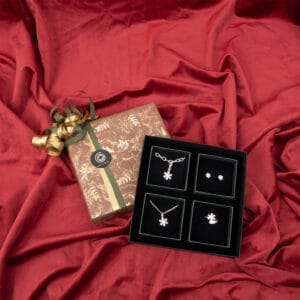 Hem Adventskalender Snöstjärna - Kalender med fyra olika snöstjärnesmycken