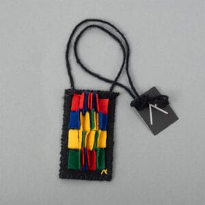 Halsband i svart kläde med de samiska färgerna