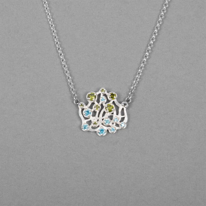 By the River – Silverhalsband med ädelstenar